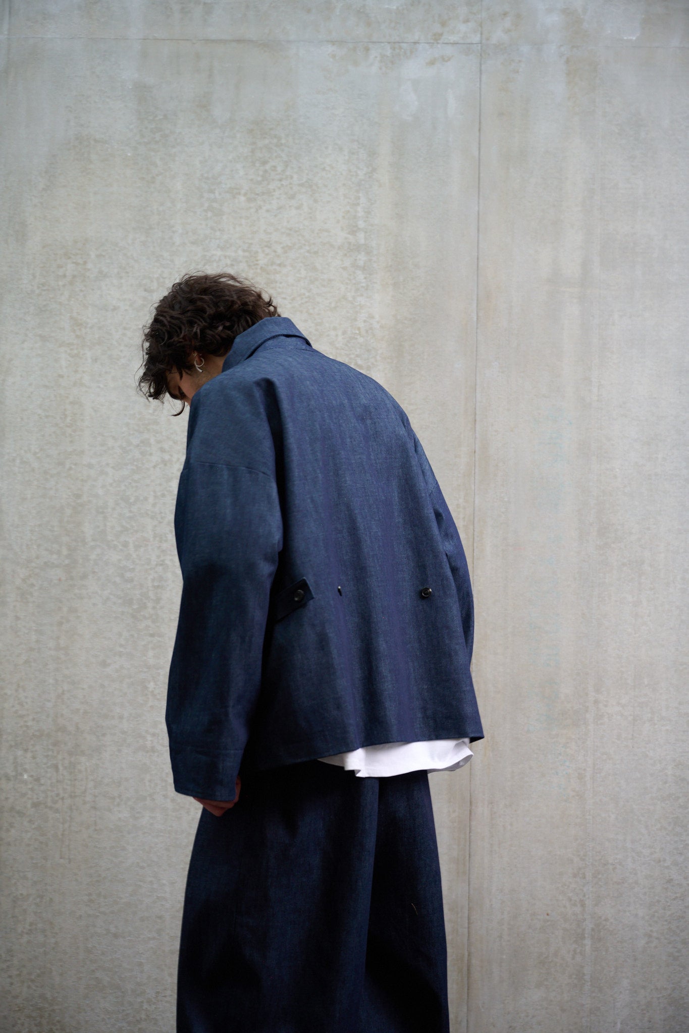Veste oversize Aïdama modèle Gunbai en denim brut portée par un mannequin homme, ouverte et vue de dos.