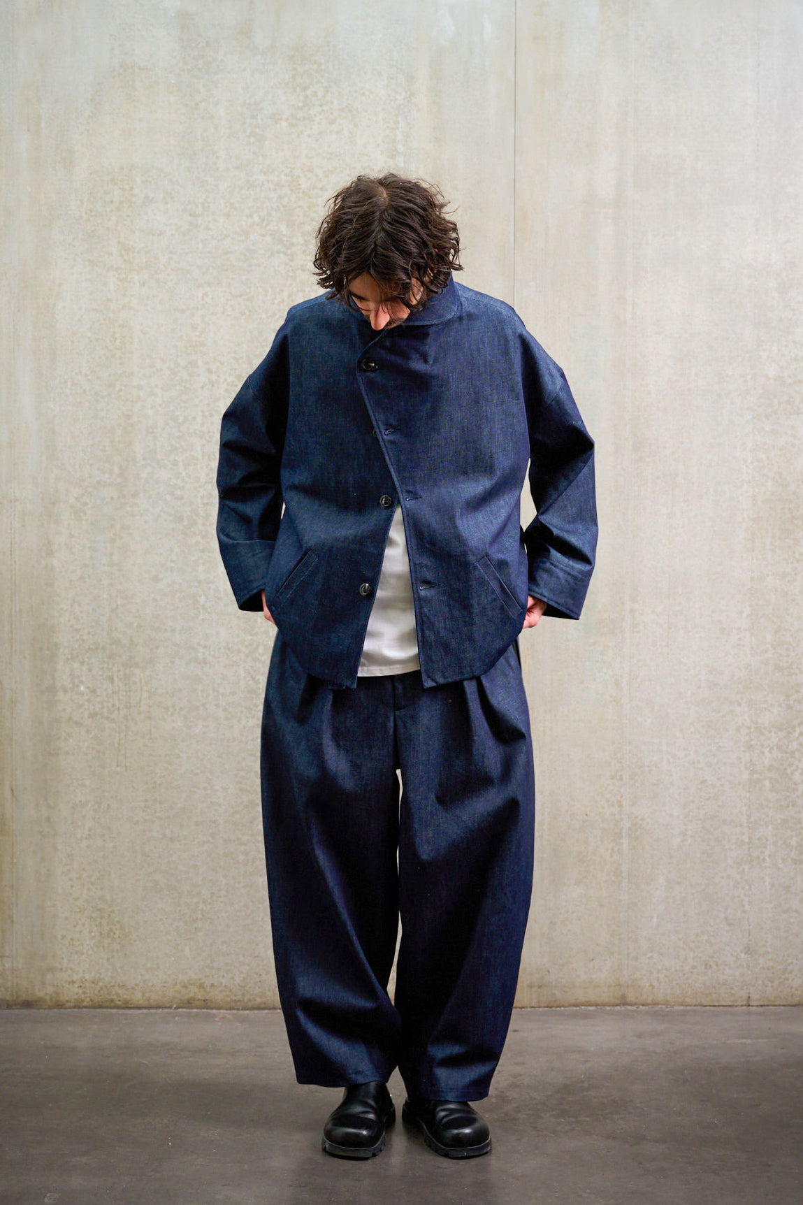 Veste Aïdama modèle Gunbai oversize en denim brut portée par un  mannequin  homme fermée et vue de face.