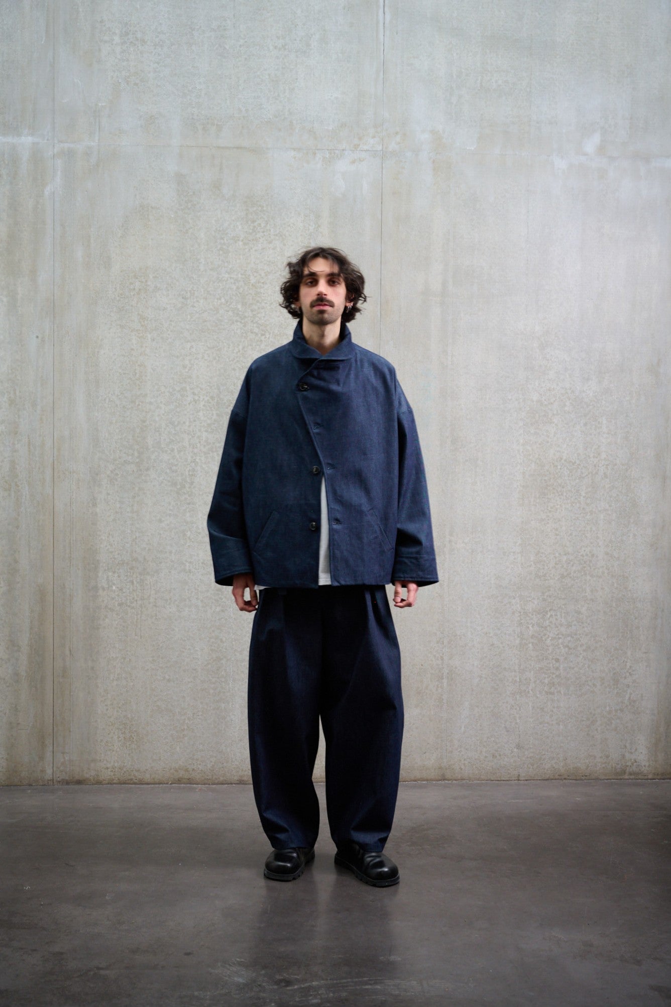 Veste oversize Aïdama modèle Gunbai en denim brut portée par un mannequin homme fermée et vue de face.