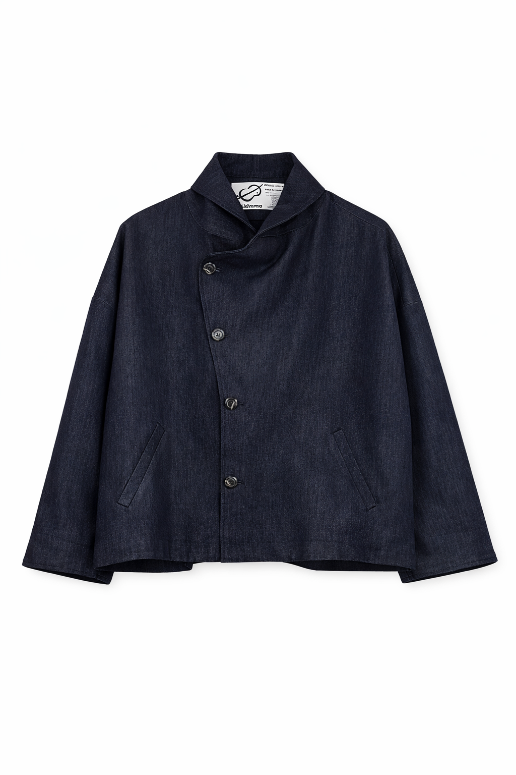 Veste oversize Aïdama modèle Gunbai en denim brut vue à plat fermée sur fond blanc.