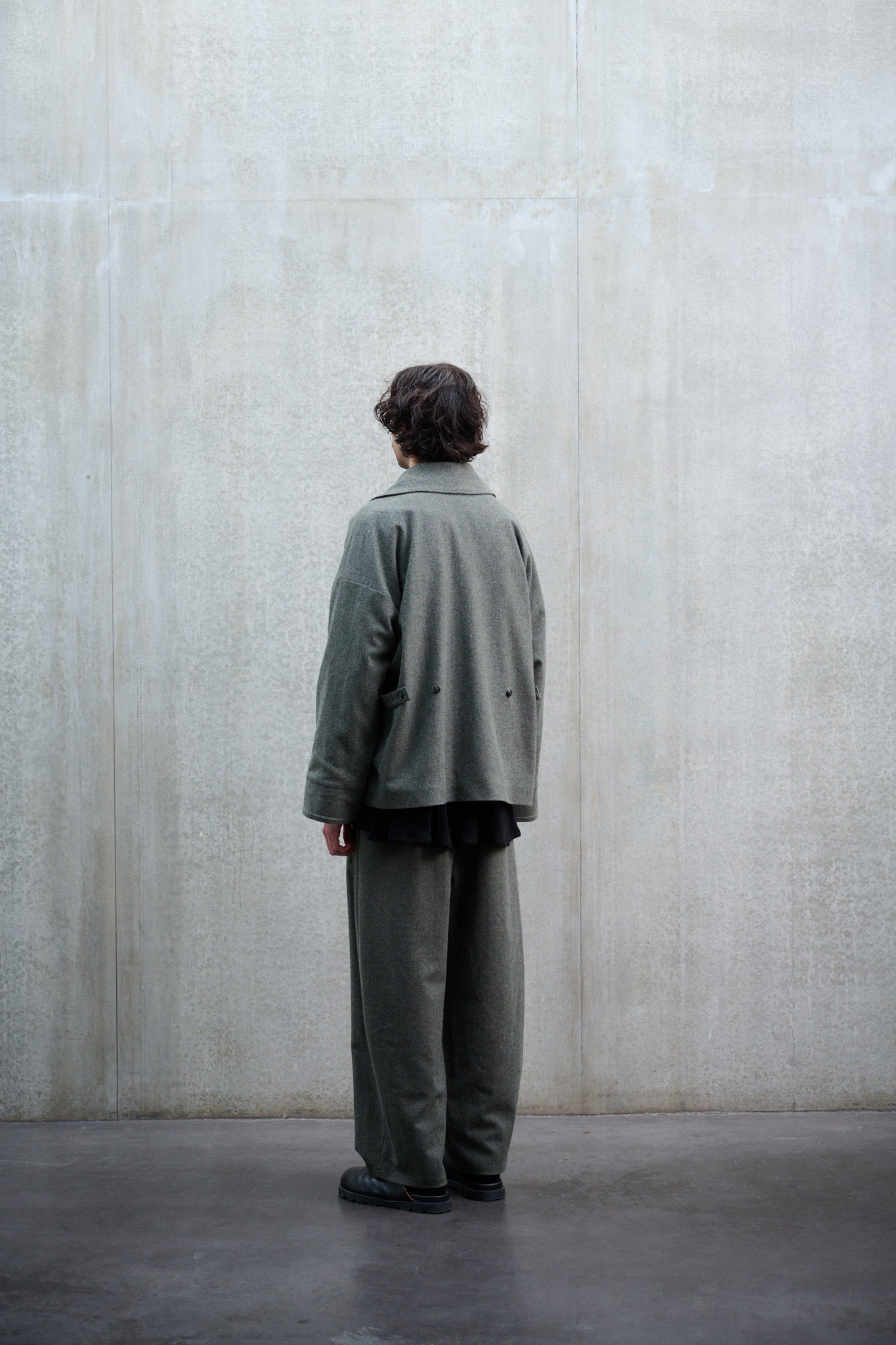 Veste oversize Aïdama modèle Gunbai en flanelle de laine grise. Portée ouverte par un mannequin homme et vue de dos. 