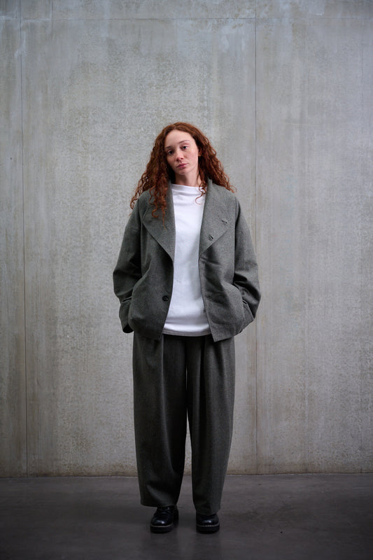 Veste oversize Aïdama modèle Gunbai en flanelle de laine grise. Portée ouverte par une mannequin femme et vue de face. 