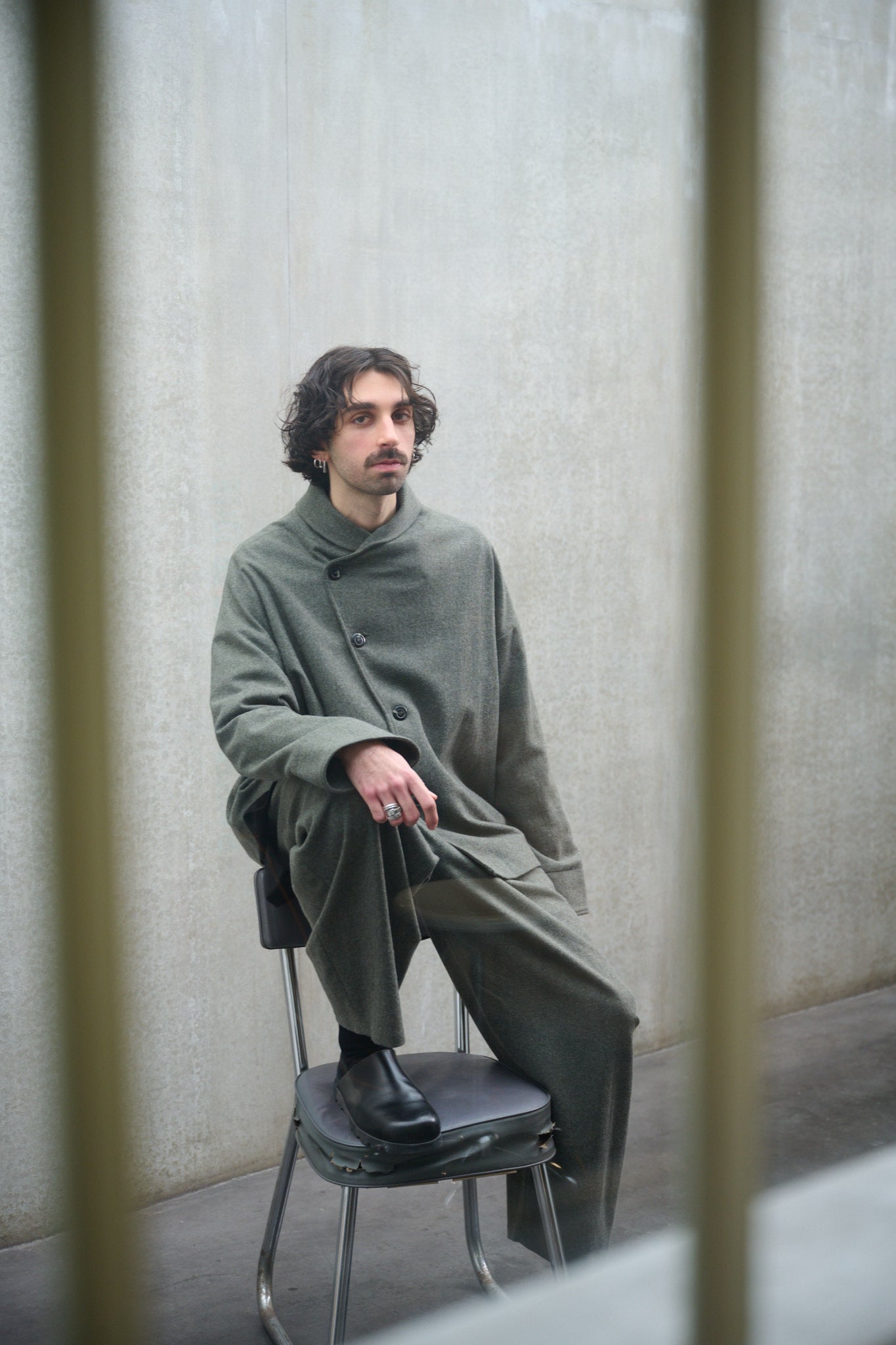 Veste oversize Aïdama modèle Gunbai en flanelle de laine grise. Portée fermée par un mannequin homme et vue de face. 