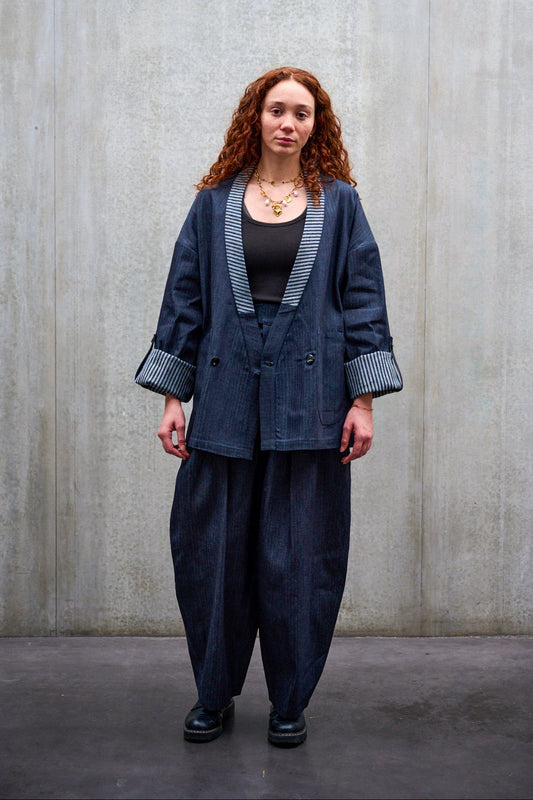 Ensemble pantalon circulaire et veste croisée à col kimono Aïdama modèle Samue en denim japonais rayé. Porté par une mannequin femme et vue de face.