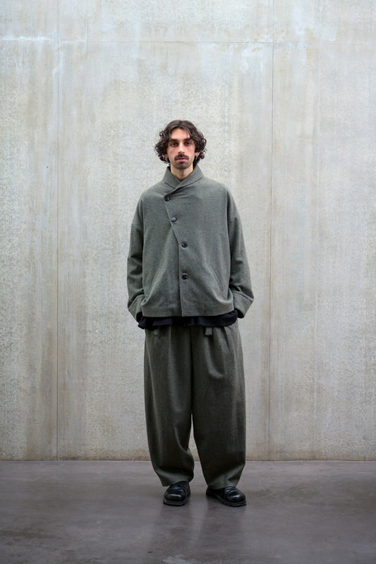 Ensemble veste oversize Aïdama modèle Gunbai et pantalon circulaire en flanelle de laine grise. Porté par un mannequin homme et vue de face. 