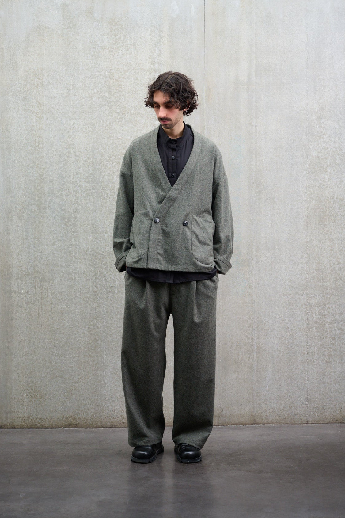 Veste croisée oversize à col kimono en flanelle de laine gris chiné portée fermée de face.