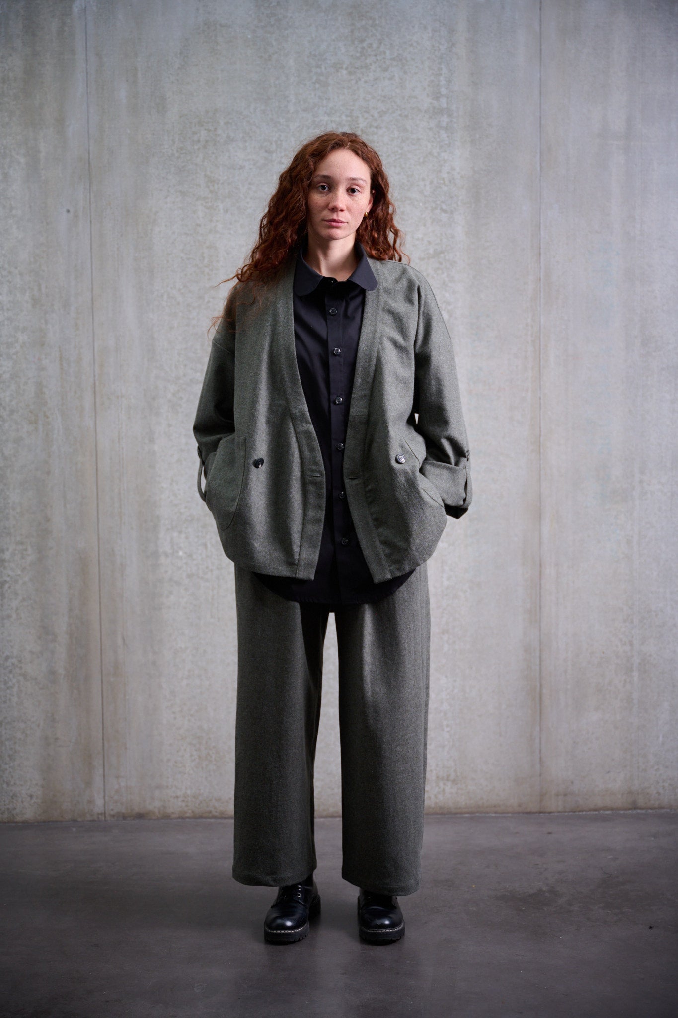 Veste croisée oversize à col kimono en flanelle de laine gris chiné portée ouverte de face.