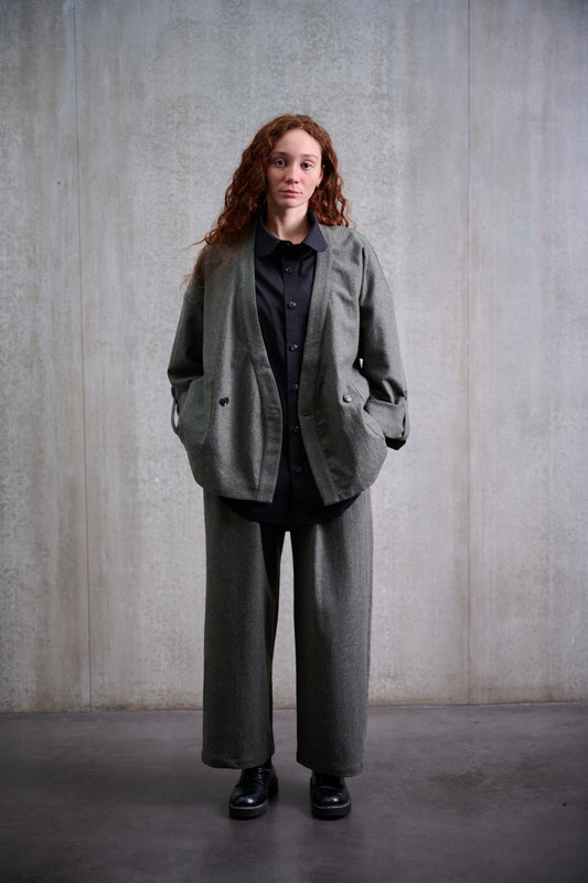 Veste croisée oversize à col kimono en flanelle de laine gris chiné portée ouverte de face.