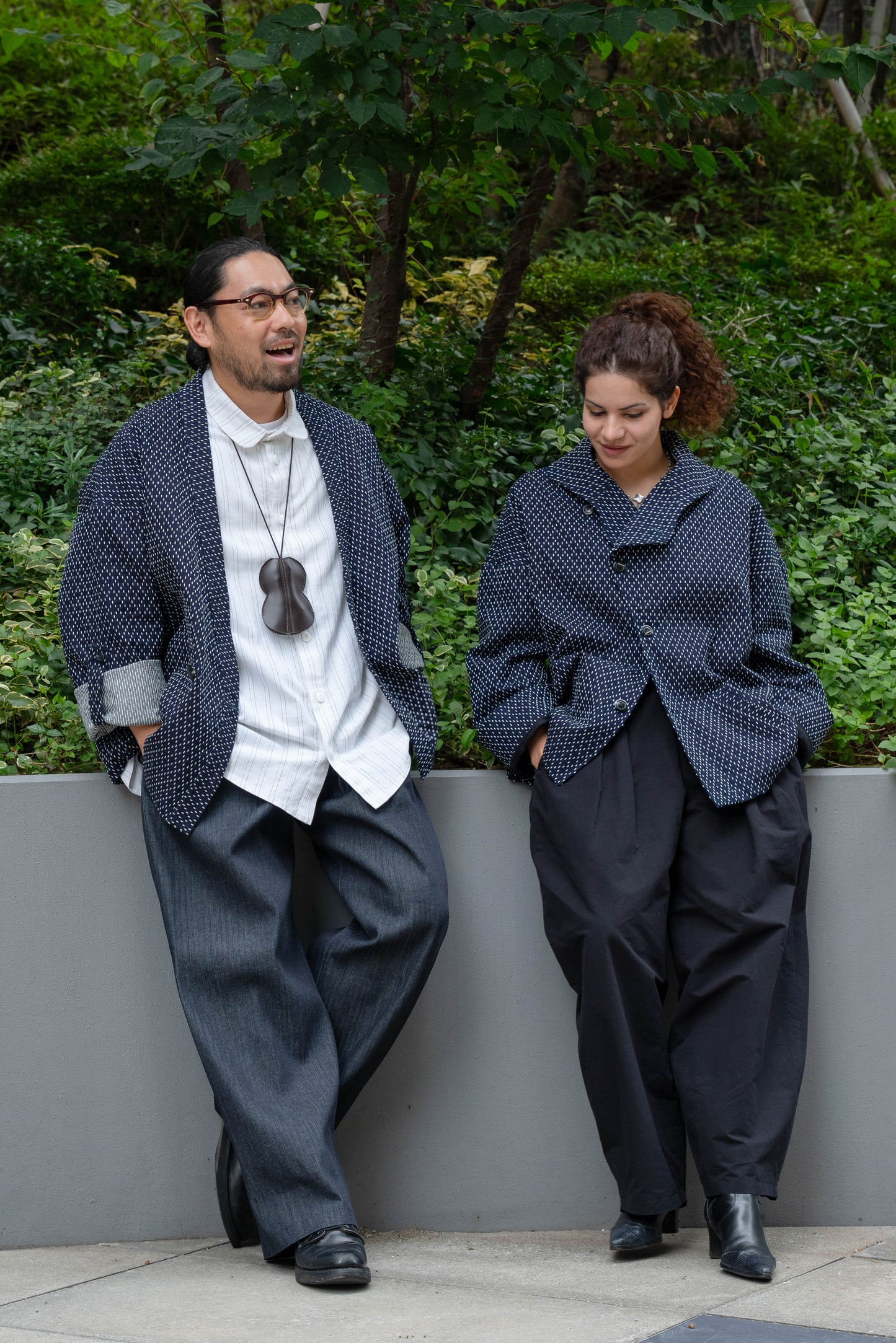 Vestes oversizes de la marque Aïdama modèles Samue et Gunbai en coton japonais bleu brodé de points Sashiko. Portées par un homme et une femme et vues de face.